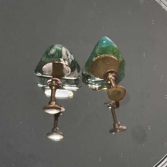 Vintage triangle green mottled stone screw back earrings - Picture 4 of 5